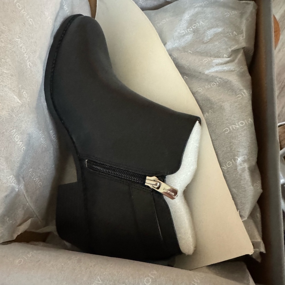 Vionic Millie black leather bootie with silver buckle & side zipper - 9.5W NEW - Picture 13 of 13